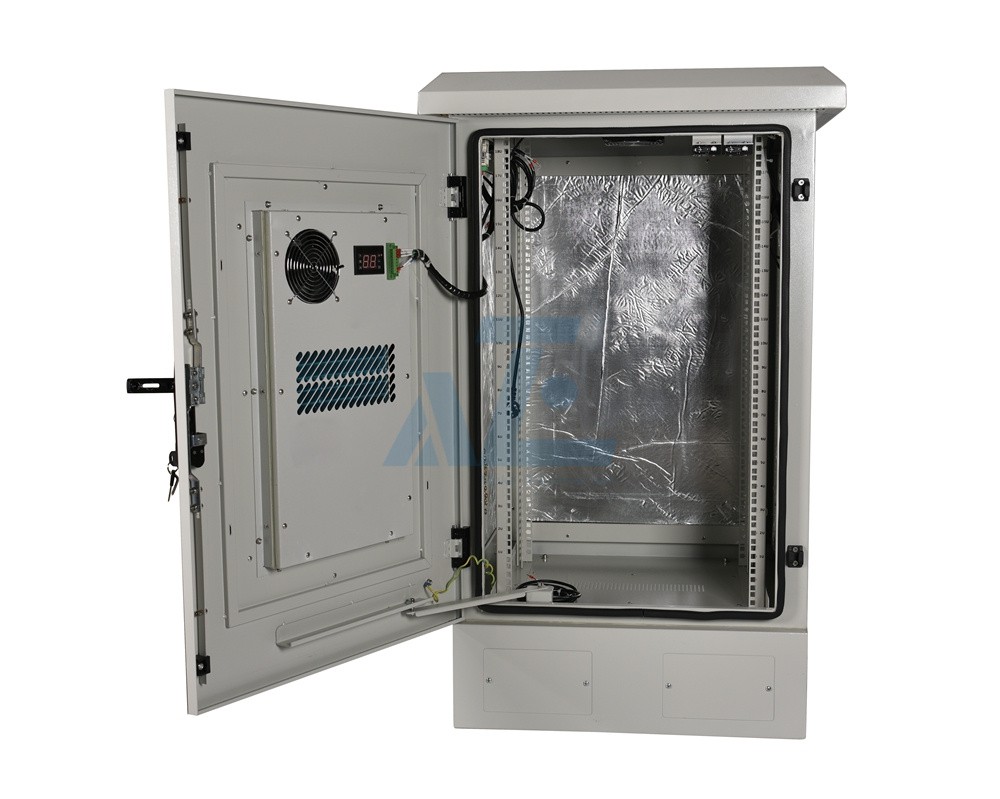 24U 750mm Wide x 600mm Deep IP55 Outdoor Cabinet with 800W Air Conditioner